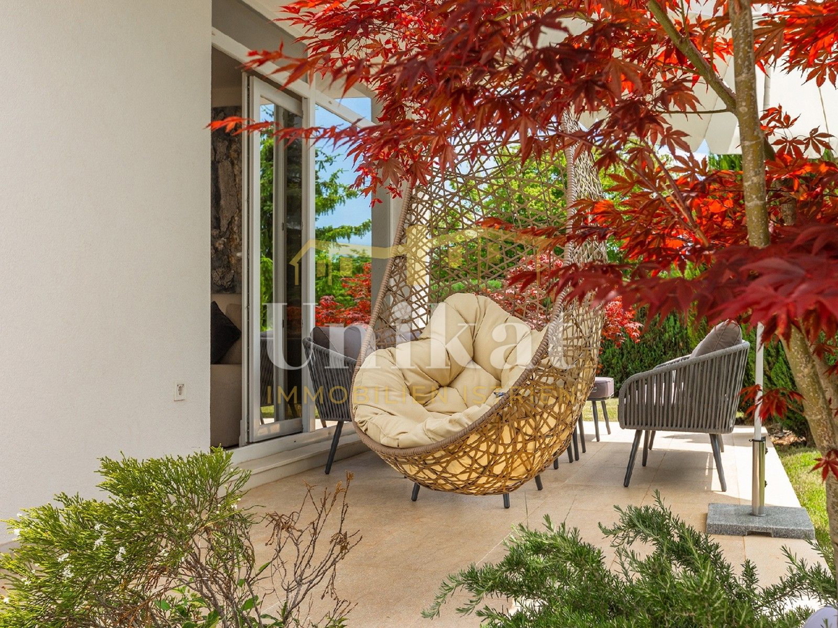 Moderna vila z notranjim in zunanjim bazenom